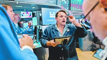 Números rojos en Wall Street tras el multimillonario robo de criptomonedas