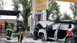 altText(Futbolista uruguayo chocó una estación de servicio luego de ser campeón)}