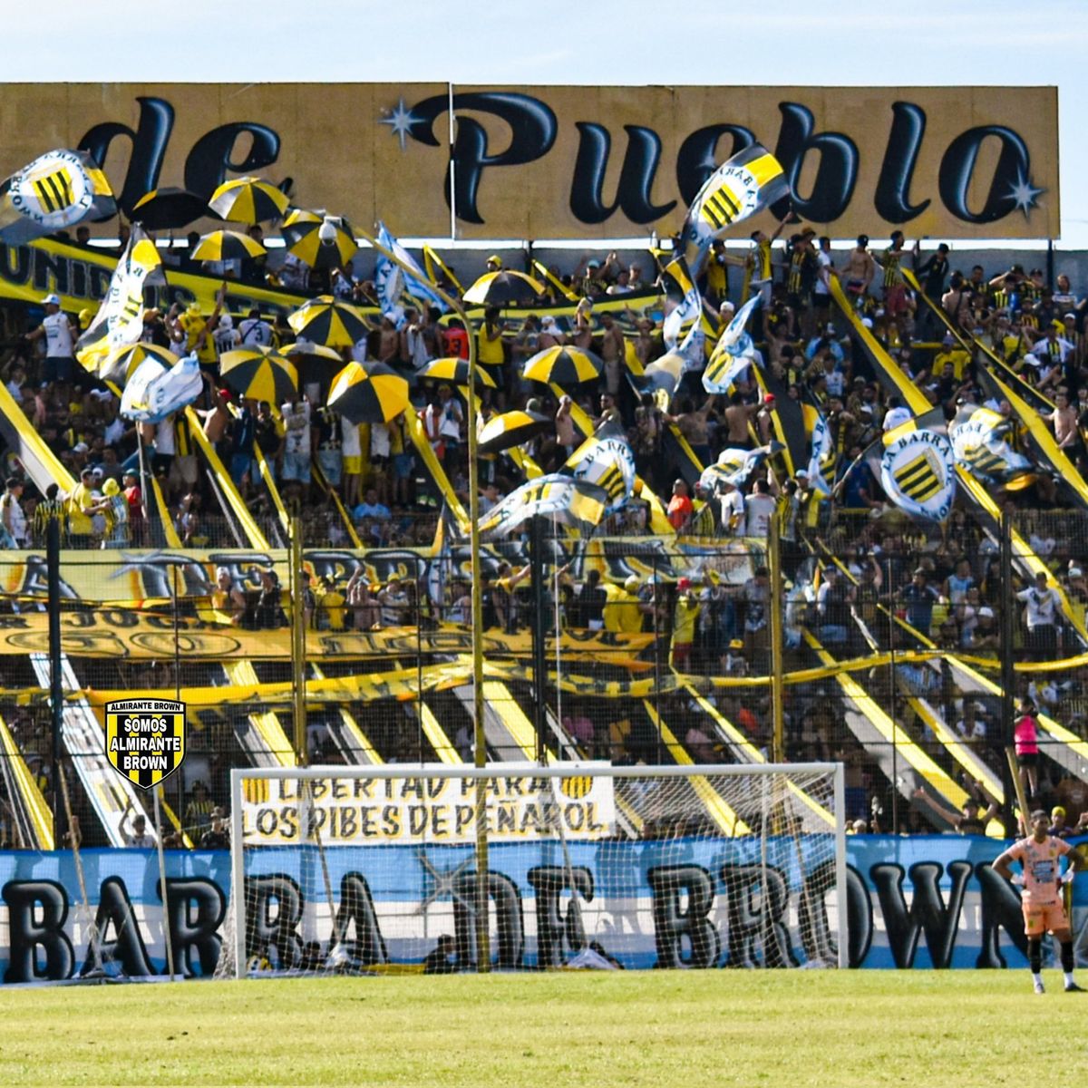 Barra de Almirante Brown exigió la libertad de los hinchas de Peñarol presos en Brasil.