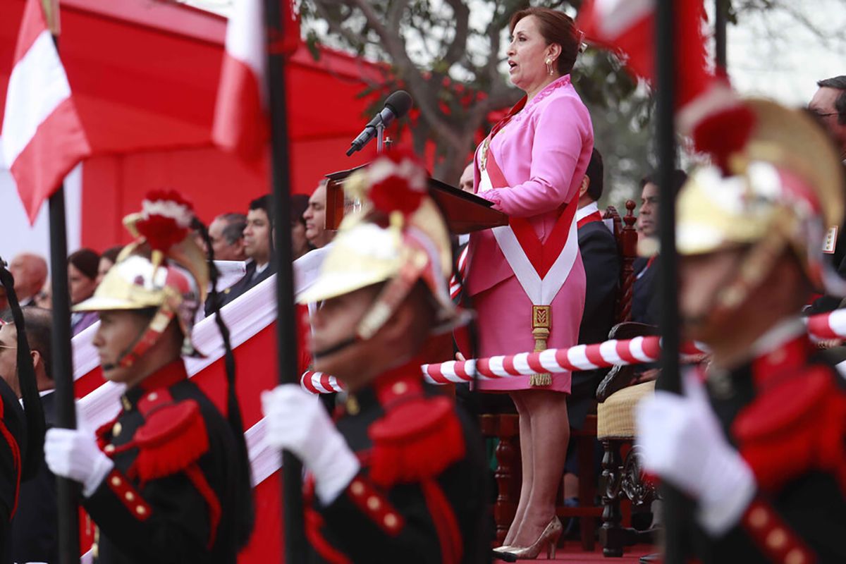 Dina Boluarte zafó del juicio político en Perú.