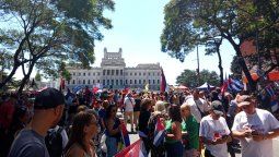 altText(Masiva movilización en apoyo a Cuba: miles exigieron el fin del bloqueo en una jornada histórica)}