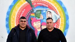 Los hijos del militante desaparecido durante el anuncio.