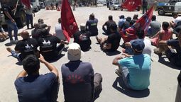 altText(La Policía desalojó por la fuerza corte de calle del Sutcra en el puerto)}