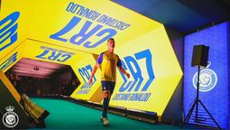 altText(Cristiano Ronaldo fue presentado en el Al-Nassr)}