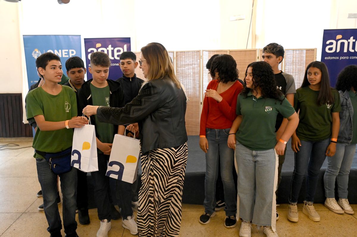 Estudiantes de Salto y Artigas ganaron el concurso Al futuro lo hacemos todos