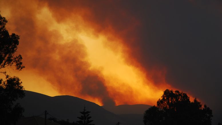 Incendios en Rodas obligan a evacuar masivamente a turistas