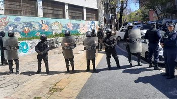 Guardia Republicana en el liceo Zorrilla.