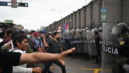 altText( Un 62% de peruanos aprueba adelanto de elecciones)}