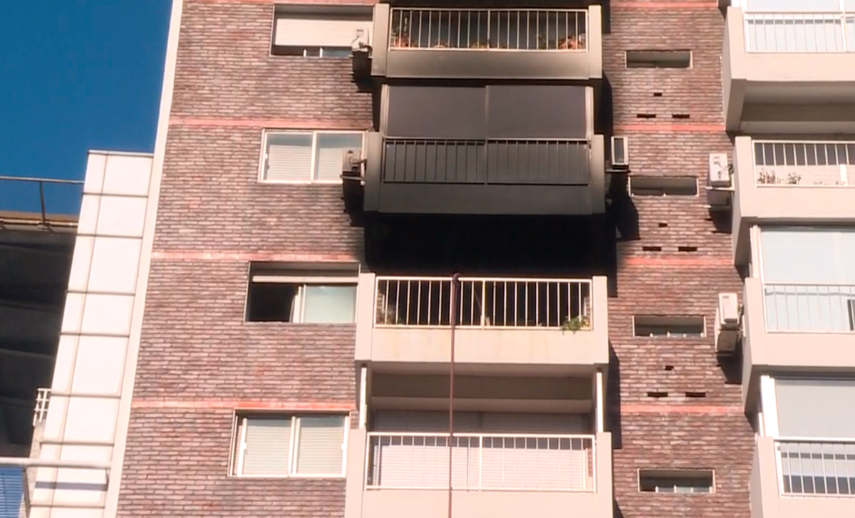 Una mujer y una niña perdieron la vida al arrojarse al vacío luego de que se incendiara su apartamento.