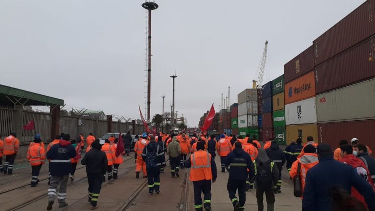 Trabajadores portuarios en conflicto no descartan agudizar medidas de lucha