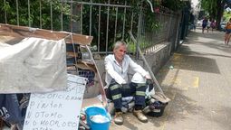 altText(Tiene 60 años y se rodeó de carteles pidiendo un trabajo)}