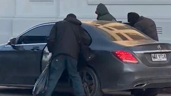 Los ladrones tras asaltar el BROU de Pando.