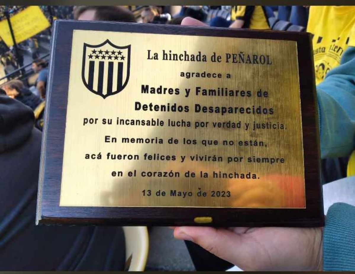 Hinchada de Peñarol entregó una placa a Madres y Familiares de Detenidos Desaparecidos.