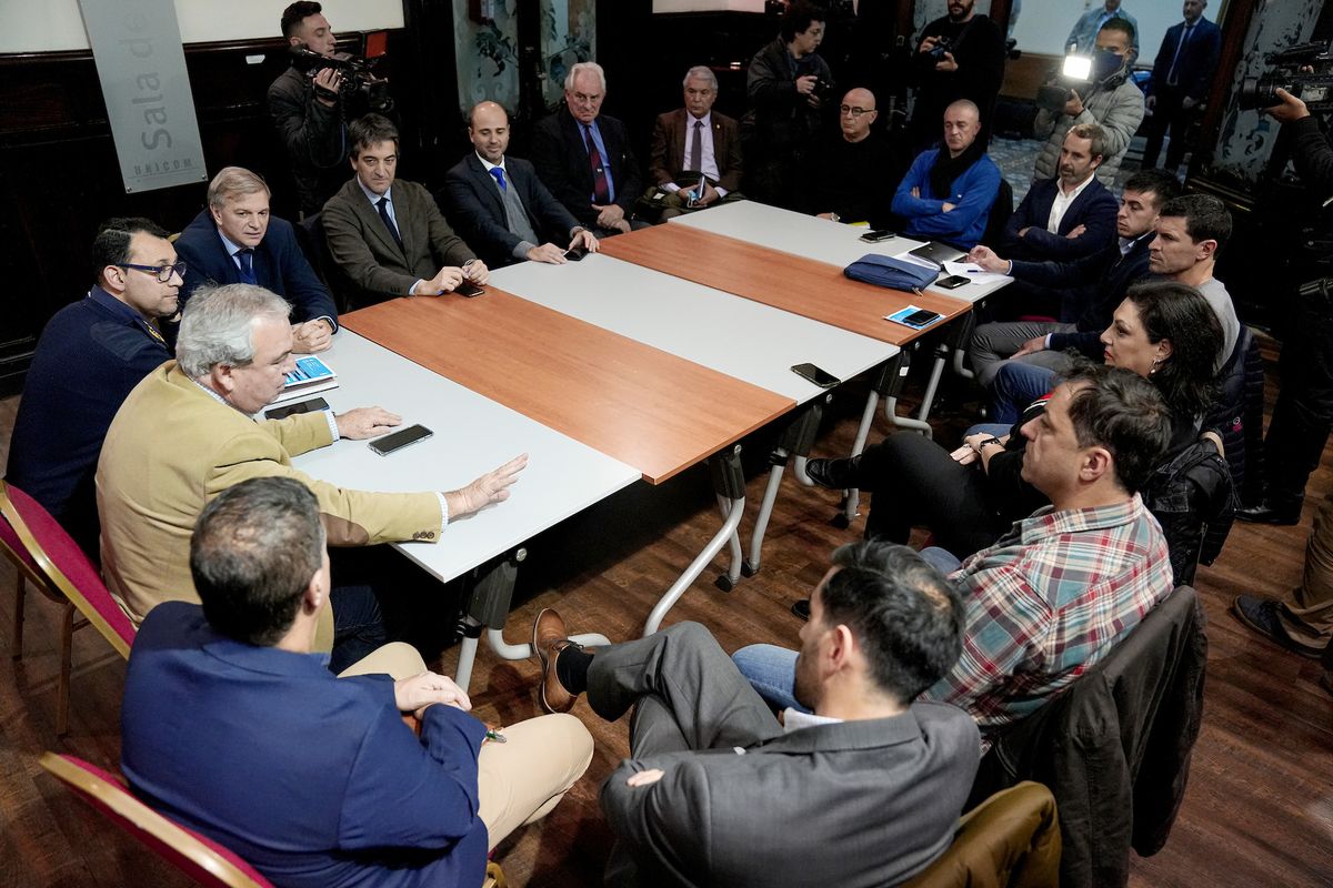 El ministro Heber se reunió con los protagonistas del fútbol para presentar su plan de seguridad.