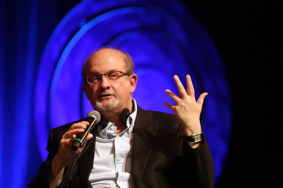 Atentaron contra el escritor Salman Rushdie.