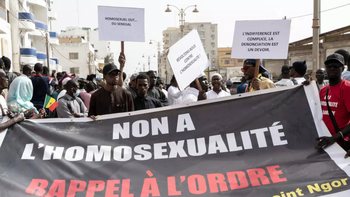 El Parlamento de Senegal aprobó una reforma que duplica las penas por relaciones entre personas del mismo sexo; de 5 a 10 años de cárcel. En la fotografía: manifestantes contra&nbsp;