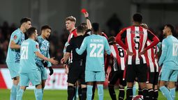 altText(La curiosa tarjeta que mostró un árbitro en la FA Cup)}