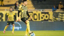 altText(Tres jugadores de Peñarol en la puerta de salida y otro se va a Chile)}