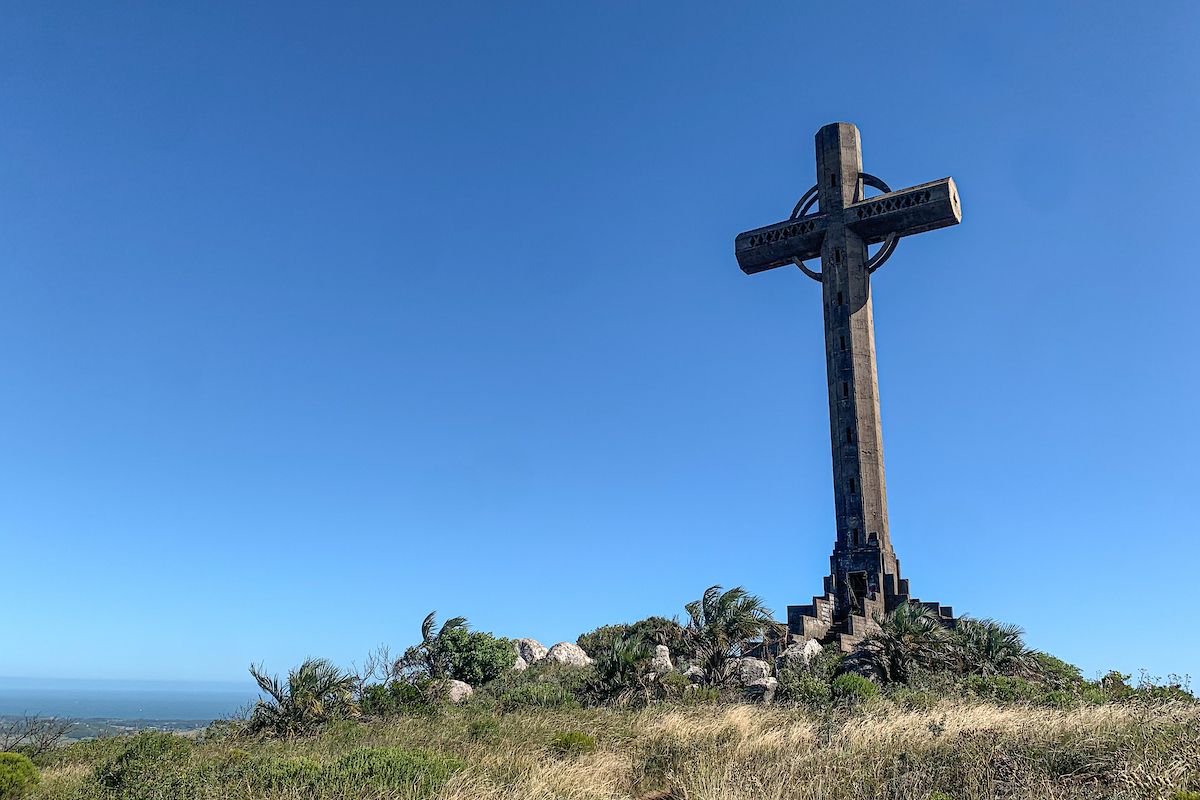 Cruz sobre el cerro Pan de Azucar. Construida en el año 1933 por el arquitecto Guillermo Armas.