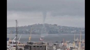 Impactante: una tromba marina se vio en la bahía de Montevideo