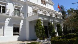 altText(Detuvieron a un hombre que ingresó a la Embajada de España con un revólver)}