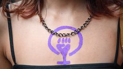 altText(Feministas se reúnen en la Plaza Las Pioneras para debatir el futuro del movimiento)}