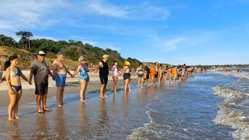 La gente formó cadenas a las orillas del mar para manifestarse en contra de las petroleras.