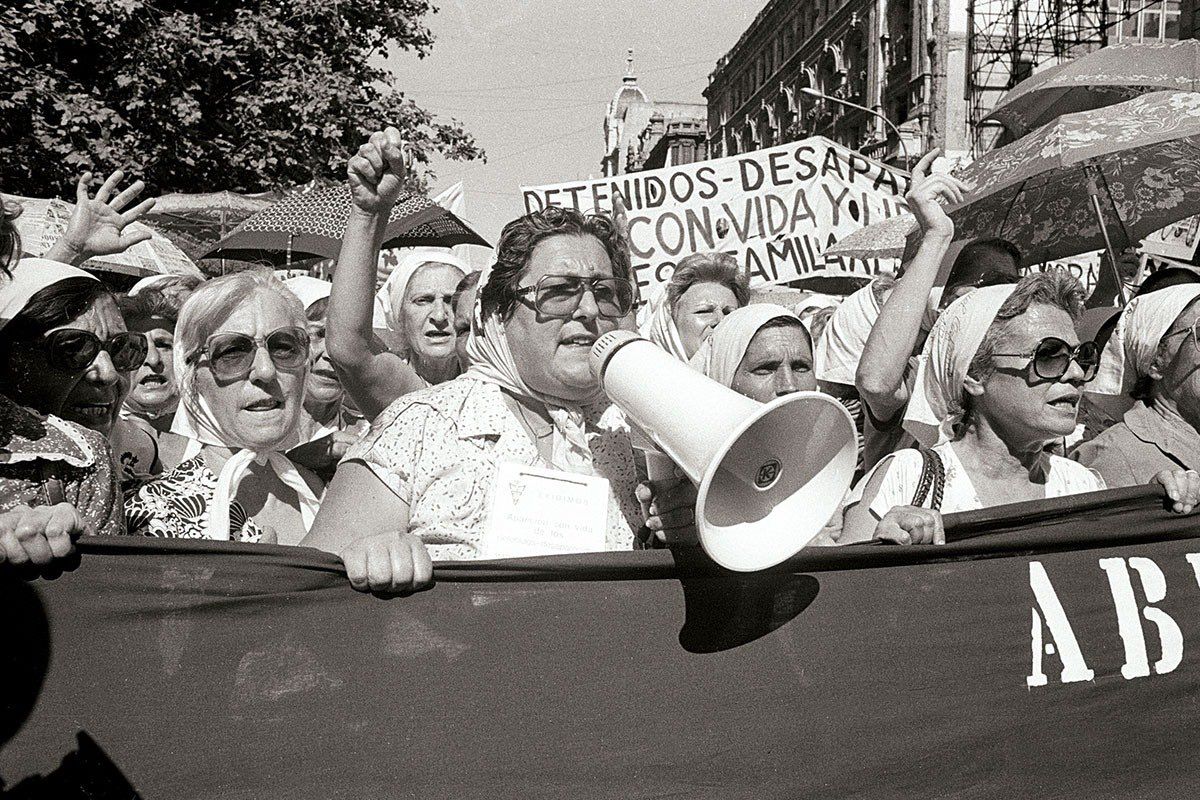 Hebe de Bonafini en una manifestación durante la dictadura.