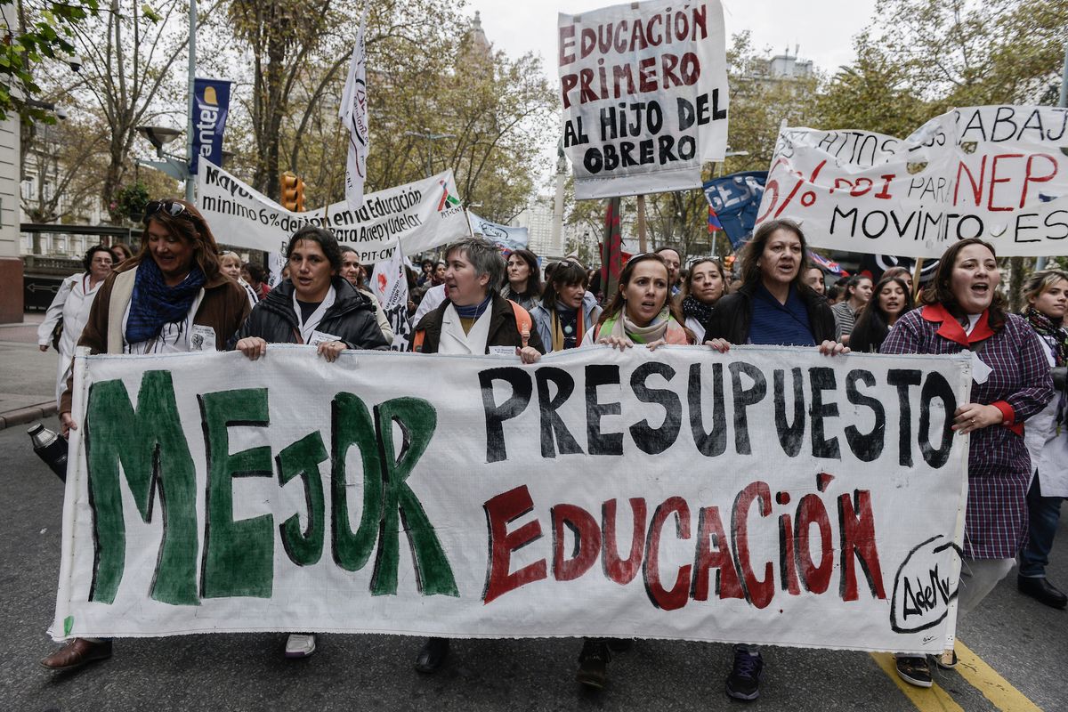 Varios sindicatos de la educación realizan paro este jueves en contra de la reforma educativa y a favor de más presupuesto para la Udelar. En la tarde se movilizarán desde Torre Ejecutiva al Palacio Legislativo.