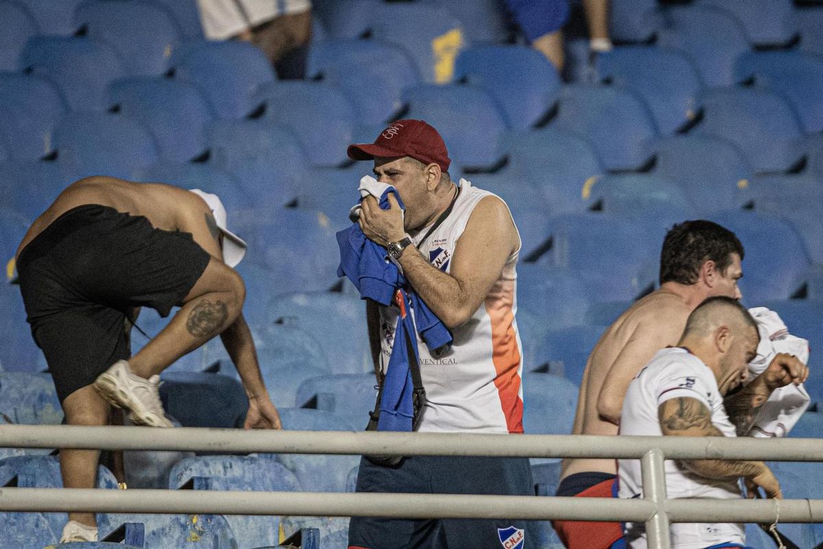 Los hinchas de Nacional la pasaron muy mal este martes en el estadio Serra Dourada. La policía arremetió contra los parciales con balas de goma y gases lacrimógenos.