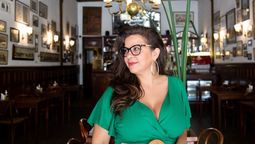 altText(«Mujer se hace»)}