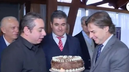 altText(Empresarios de TV regalaron una torta de chocolate a Lacalle)}