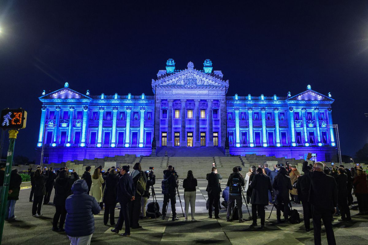 Inauguraron nueva luminaria en el Palacio Legislativo: La casa de la democracia.