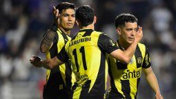 altText(Peñarol le ganó a Defensor Sporting y es finalista de la Copa AUF Uruguay)}