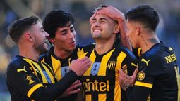 altText(Peñarol le ganó a Danubio y mantiene la punta de su serie y la Anual)}