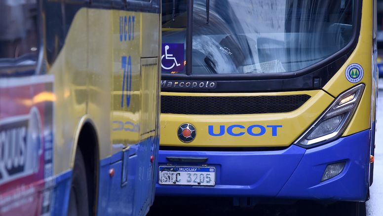 A punta de pistola: hinchas de Cerro secuestran ómnibus de UCOT y lo obligan a ir hasta la Curva