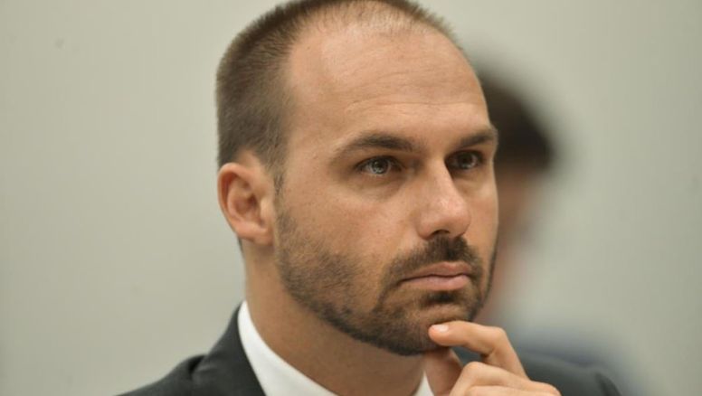 Eduardo Bolsonaro no volverá a Brasil y abandonará su mandato