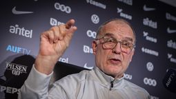 altText(¿Cuál es la solución que planteó Bielsa para mejorar el relacionamiento con los jugadores?)}