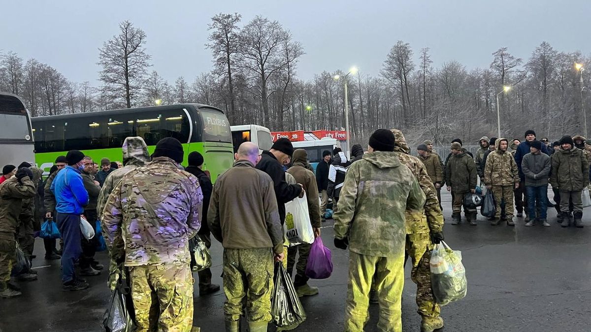 Ucrania y Rusia intercambiaron 150 prisioneros cada bando. 