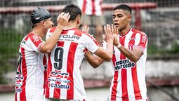 altText(Apertura: River Plate y Racing ganaron en el inicio de la fecha)}