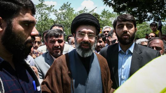 El líder de Irán Mojtaba Jamenei promete vengar la muerte de su padre