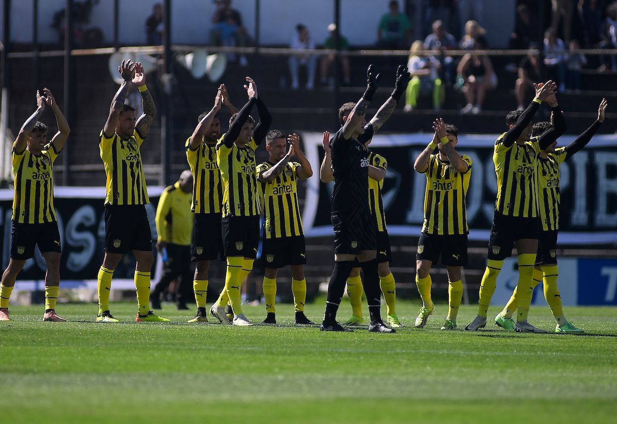 Peñarol recibe a Boston River y reserva jugadores para el partido de Libertadores.