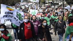 altText(Trabajadores y trabajadoras de salud pública se movilizaron por mejora salarial)}