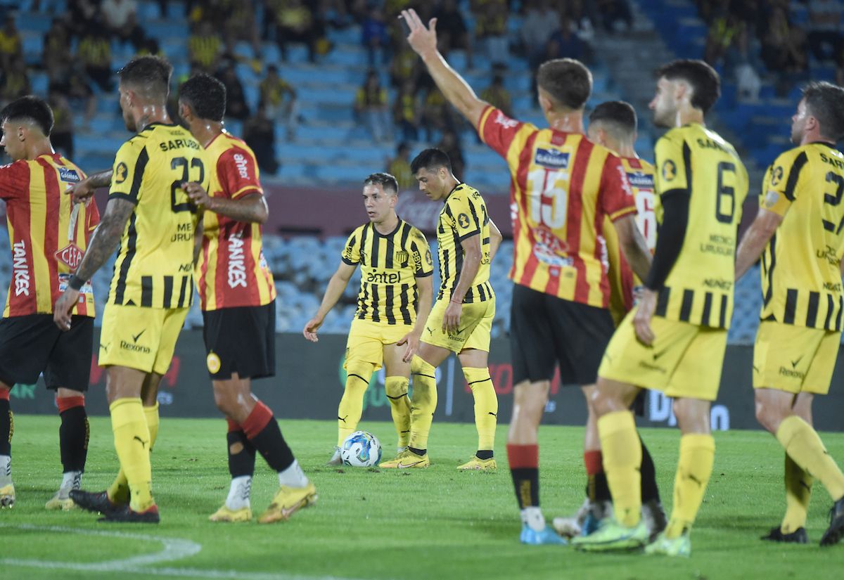 Progreso y Peñarol en la primera fecha del Apertura.