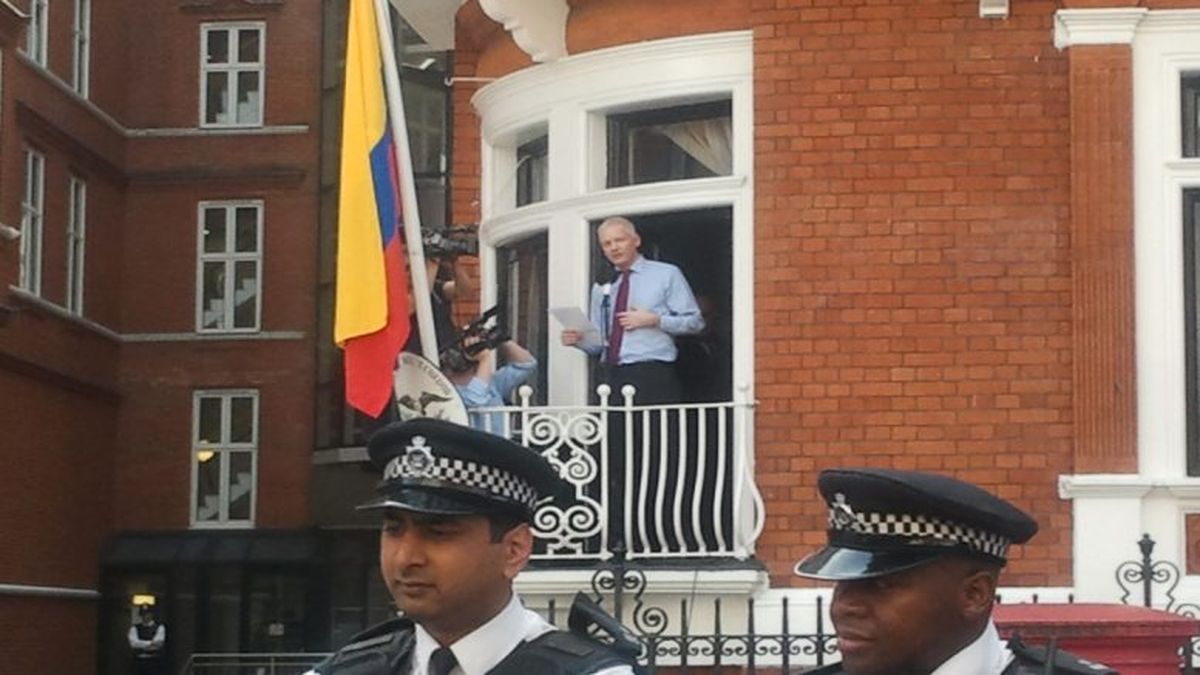 Excónsul y defensor de Assange denuncian espionaje de Ecuador contra el activista