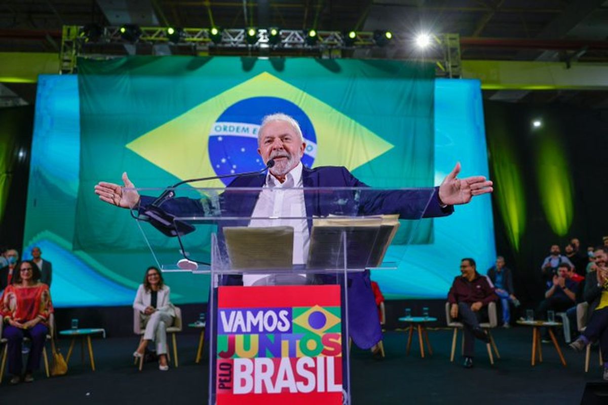 Lula lanzó candidatura con compromiso de reconstruir Brasil