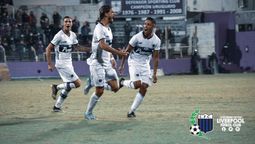 altText(Liverpool y Fénix picaron en punta)}