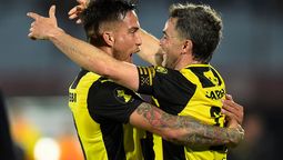 altText(Con agónico gol Peñarol doblegó a Liverpool por 2 a 1 por la Copa AUF)}