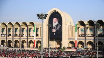 Irán: una multitud interminable participa de las honras fúnebres del ayatolá Alí Jameneí