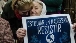 Madres de la Plaza de Mayo enfrentan medida del gobierno de Milei. 